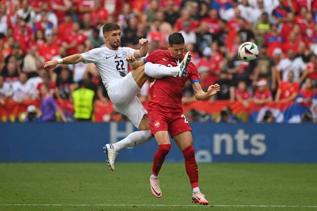 Adam Gnezda CERIN (SVN) , Aktion,Zweikampf gegen Sergej MILINKOVIC SAVIC (SRB), Gruppenphase Gruppe C Slowenien (SVN) - Serbien (SRB) am 20.06.2024, Fussball Arena Muenchen. Fussball UEFA EURO, EM, Europameisterschaft,Fussball 2024 GERMANY vom 14.06.2024 - 14.07.2024.