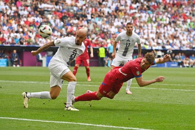 Torchance Dusan VLAHOVIC (SRB), Aktion,Zweikampf gegen Vanja DRKUSIC (SVN). Gruppenphase Gruppe C Slowenien (SVN) - Serbien (SRB) am 20.06.2024, Fussball Arena Muenchen. Fussball UEFA EURO, EM, Europameisterschaft,Fussball 2024 GERMANY vom 14.06.2024 - 14.07.2024.