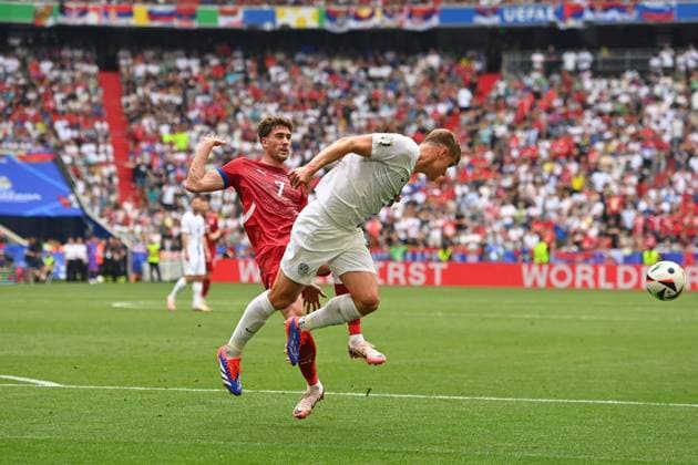 Dusan VLAHOVIC (SRB), Aktion,Zweikampf gegen Zan KARNICNIK (SVN). Gruppenphase Gruppe C Slowenien (SVN) - Serbien (SRB) am 20.06.2024, Fussball Arena Muenchen. Fussball UEFA EURO, EM, Europameisterschaft,Fussball 2024 GERMANY vom 14.06.2024 - 14.07.2024.