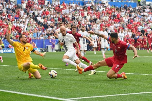 Torchance Aleksandar MITROVIC (SRB), Aktion,Zweikampf gegen Vanja DRKUSIC (SVN), Torwart Jan OBLAK (SVN) pariert den Ball, Parade,Strafraumszene. Aktion,Zweikampf gegen Vanja DRKUSIC (SVN). Gruppenphase Gruppe C Slowenien (SVN) - Serbien (SRB) am 20.06.2024, Fussball Arena Muenchen. Fussball UEFA EURO, EM, Europameisterschaft,Fussball 2024 GERMANY vom 14.06.2024 - 14.07.2024.
