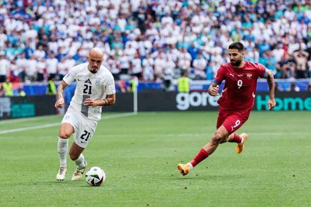UEFA EURO 2024: Slowenien - Serbien; 20.06.2024 Zweikampf Vanja Drkusic (Slowenien, 21), Aleksandar Mitrovic (Serbien, 9) UEFA EURO 2024: Slowenien - Serbien; Munich Football Arena, München am 20.06.2024 Copyright: xBEAUTIFULxSPORTS Wunderlx