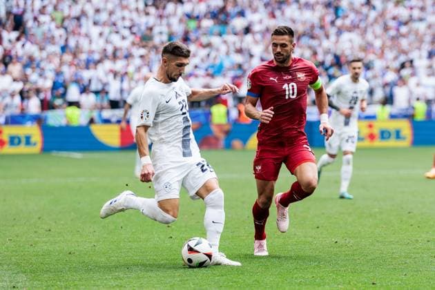 UEFA EURO 2024: Slowenien - Serbien; 20.06.2024 Zweikampf Adam Gnezda Cerin (Slowenien, 22), Dusan Tadic (Serbien, 10) UEFA EURO 2024: Slowenien - Serbien; Munich Football Arena, München am 20.06.2024 Copyright: xBEAUTIFULxSPORTS Wunderlx