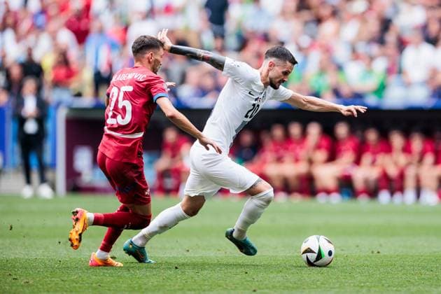 UEFA EURO 2024: Slowenien - Serbien; 20.06.2024 Zweikampf Filip Mladenovic (Serbien, 25), Petar Stojanovic (Slowenien, 20) UEFA EURO 2024: Slowenien - Serbien; Munich Football Arena, München am 20.06.2024 Copyright: xBEAUTIFULxSPORTS Wunderlx