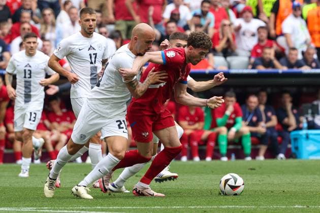 im Zweikampf, Aktion, mit Vanja Drkusic 21 (Slowenien), Dusan Vlahovic 7 (Serbien), Slowenien vs. Serbien Fussball, UEFA EURO, EM, Europameisterschaft,Fussball 2024, Gruppenphase, 2. Spieltag, 20.06.2024 Muenchen Bayern Deutschland