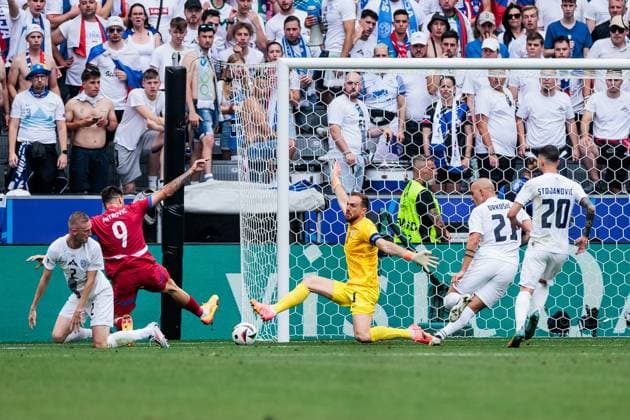 UEFA EURO 2024: Slowenien - Serbien; 20.06.2024 Zweikampf Aleksandar Mitrovic (Serbien, 9), Jan Oblak (Slowenien, 1) UEFA EURO 2024: Slowenien - Serbien; Munich Football Arena, München am 20.06.2024 Copyright: xBEAUTIFULxSPORTS Wunderlx