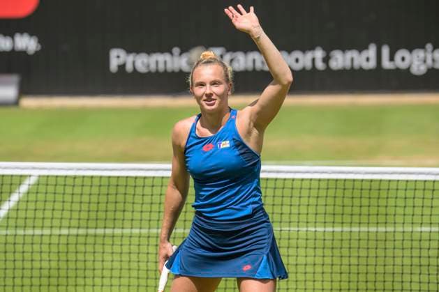 GER, Berlin, ecotrans Ladies Open 2024, WTA, Tennis Damen 500, im Steffi Graf Stadion Berlin, LTTC Rot-Weiss e.V., In diesem Match treffen Katerina Siniakova CZE vs Qinwen Zheng CHN aufeinander. Im Bild: v.l. Katerina Siniakova, gewinnt das Spiel und bedankt sich bei den Fans, 20.06.2024, Credit: HMB Media Uwe Koch Alamy Live News Copyright: HMBxMedia UwexKoch
