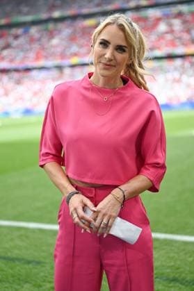 Bild zeigt: Sportmoderatorin Anna Kraft in einem pink Outfit, 20.06.2024, München, Fussball, Europameisterschaft, Slowenien - Serbien, EVENT REGULATIONS PROHIBIT ANY USE OF PHOTOGRAPHS AS IMAGE SEQUENCES AND OR QUASI-VIDEO.