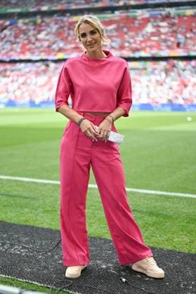 Bild zeigt: Sportmoderatorin Anna Kraft in einem pink Outfit, 20.06.2024, München, Fussball, Europameisterschaft, Slowenien - Serbien, EVENT REGULATIONS PROHIBIT ANY USE OF PHOTOGRAPHS AS IMAGE SEQUENCES AND OR QUASI-VIDEO.