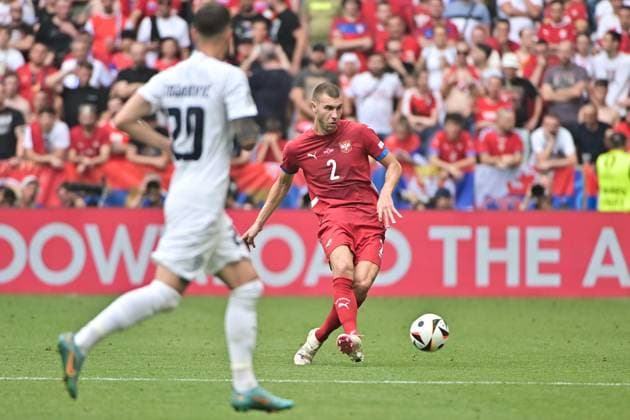 Bild zeigt: v.l.n.r. Petar Stojanovi? (20, Slowenien), Strahinja Pavlovic (2, Serbien) mit Ball am Fuß, 20.06.2024, München, Fussball, Europameisterschaft, Slowenien - Serbien, EVENT REGULATIONS PROHIBIT ANY USE OF PHOTOGRAPHS AS IMAGE SEQUENCES AND OR QUASI-VIDEO.