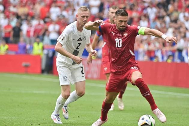 Bild zeigt: v.l.n.r. Zan Karnicnik (2, Slowenien), Dusan Tadic (10, Kapitän Serbien), 20.06.2024, München, Fussball, Europameisterschaft, Slowenien - Serbien, EVENT REGULATIONS PROHIBIT ANY USE OF PHOTOGRAPHS AS IMAGE SEQUENCES AND OR QUASI-VIDEO.