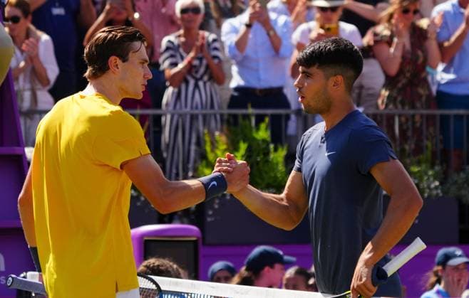 Jack Draper shakes hands with Carlos Alcaraz at the next after defeating him in straight sets Cinch Championships, Day 4, Tennis, Queen s Club, London, UK - 20 June 2024  Copyright: xJavierxGarcia Shutterstockx 14543333q