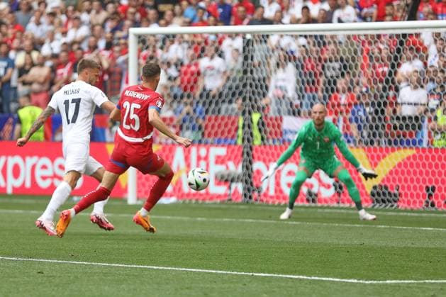München, Bayern, Deutschland, 20.06.2024: Allianz-Arena: Fußball-EM 2024, Gruppe C, Slowenien - Serbien: Jan Mlakar (Slowenien, 17) im Laufduell mit Filip Mladenovic (Serbien, 25) vor Torhüter Predrag Rajkovic (Serbien, 1) Copyright: xdtsxNachrichtenagenturx dts_40887