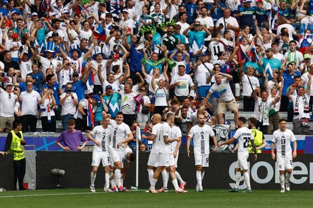 MUNCHEN, 20-06-2024, Allianz Arena. European Football Championship Euro2024, Group stage match no.18 between Slovenia and Serbia, Slovenia celebrating the 1-0 of Slovenia player Zan Karnicnik (l) Slovenia - Serbia (Euro2024)  x25541758x Copyright: