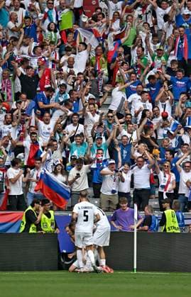 20.06.2024, Fussball UEFA EURO, EM, Europameisterschaft,Fussball 2024, Vorrunde, Gruppe C, Slowenien - Serbien, in der Fußball Arena München. Die slovenischen Fans feiern das 1:0 von Zan Karnicnik (Slowenien)