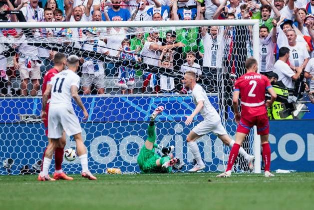 UEFA EURO 2024: Slowenien - Serbien; 20.06.2024 Zan Karnicnik (Slowenien, 2) schießt das 1:0 UEFA EURO 2024: Slowenien - Serbien; Munich Football Arena, München am 20.06.2024 Copyright: xBEAUTIFULxSPORTS Wunderlx
