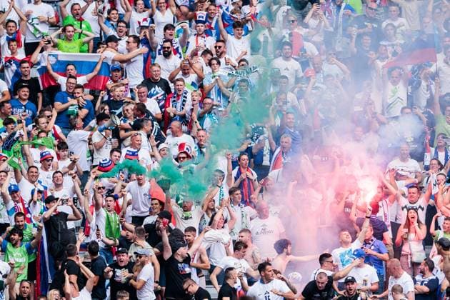 UEFA EURO 2024: Slowenien - Serbien; 20.06.2024 Im Fanblock der Slowenien brennen Rauchfackeln UEFA EURO 2024: Slowenien - Serbien; Munich Football Arena, München am 20.06.2024 Copyright: xBEAUTIFULxSPORTS Wunderlx