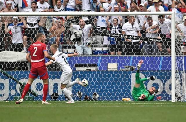 20.06.2024, Fussball UEFA EURO, EM, Europameisterschaft,Fussball 2024, Vorrunde, Gruppe C, Slowenien - Serbien, in der Fußball Arena München. Zan Karnicnik (Slowenien) trifft zum 1:0 gegen Predrag Rajkovic (Serbien)