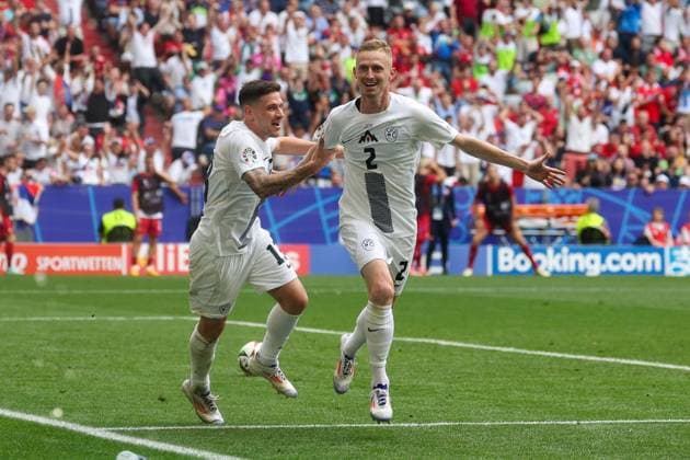 Torjubel von Erik Janza 13 (Slowenien), Zan Karnicnik 2 (Slowenien) zum 1:0, Slowenien vs. Serbien Fussball, UEFA EURO, EM, Europameisterschaft,Fussball 2024, Gruppenphase, 2. Spieltag, 20.06.2024 Muenchen Bayern Deutschland