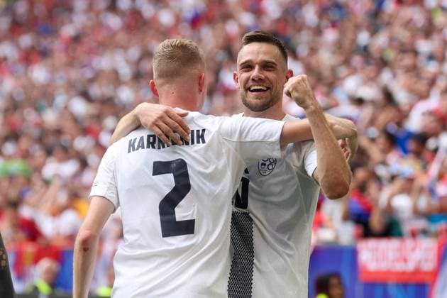 Torjubel von Zan Karnicnik 2 (Slowenien), Max Timi Elsnik 10 (Slowenien) zum 1:0, Slowenien vs. Serbien Fussball, UEFA EURO, EM, Europameisterschaft,Fussball 2024, Gruppenphase, 2. Spieltag, 20.06.2024 Muenchen Bayern Deutschland