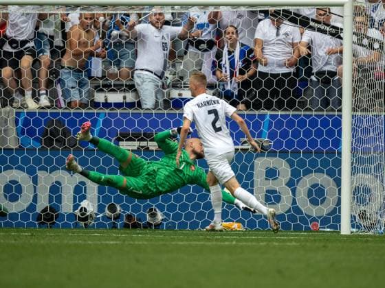 Tor zum 1:0 durch Zan Karnicnik (Slowenien, 02), GER, Slowenien (SVN) vs. Serbien (SRB), Fussball Europameisterschaft, UEFA EURO, EM, Europameisterschaft,Fussball 2024, Gruppe E, 2. Spieltag, 20.06.2024, GER, Slowenien (SVN) vs. Serbien (SRB), Fussball Europameisterschaft, UEFA EURO 2024, Gruppe E, 2. Spieltag, 20.06.2024 Muenchen Copyright: xEibner-Pressefoto SaschaxWaltherx EP_SWA