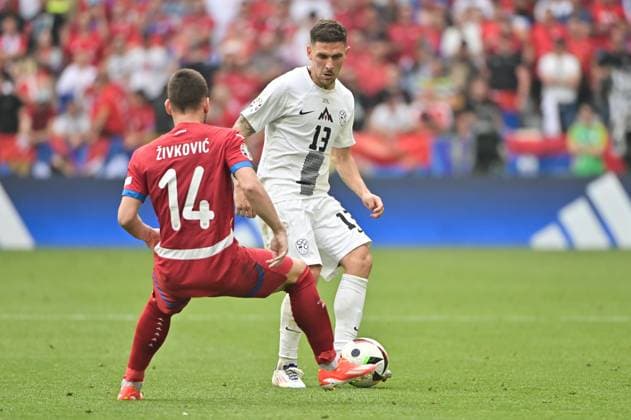 Bild zeigt: Andrija Zivkovic (14, Serbien), Erik Janza (13, Slowenien) mit Ball am Fuß, 20.06.2024, München, Fussball, Europameisterschaft, Slowenien - Serbien, EVENT REGULATIONS PROHIBIT ANY USE OF PHOTOGRAPHS AS IMAGE SEQUENCES AND OR QUASI-VIDEO.