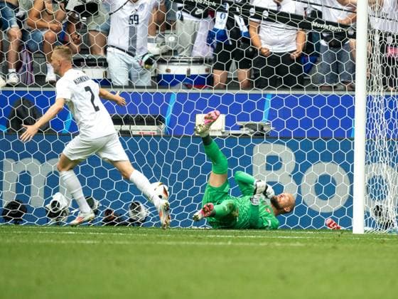 Tor zum 1:0 durch Zan Karnicnik (Slowenien, 02), GER, Slowenien (SVN) vs. Serbien (SRB), Fussball Europameisterschaft, UEFA EURO, EM, Europameisterschaft,Fussball 2024, Gruppe E, 2. Spieltag, 20.06.2024, GER, Slowenien (SVN) vs. Serbien (SRB), Fussball Europameisterschaft, UEFA EURO 2024, Gruppe E, 2. Spieltag, 20.06.2024 Muenchen Copyright: xEibner-Pressefoto SaschaxWaltherx EP_SWA