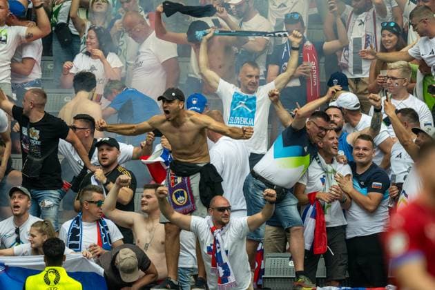 Zuschauer und Fans von Slowenien nach Tor zum 1:0 durch Zan Karnicnik (Slowenien, 02), GER, Slowenien (SVN) vs. Serbien (SRB), Fussball Europameisterschaft, UEFA EURO, EM, Europameisterschaft,Fussball 2024, Gruppe E, 2. Spieltag, 20.06.2024, GER, Slowenien (SVN) vs. Serbien (SRB), Fussball Europameisterschaft, UEFA EURO 2024, Gruppe E, 2. Spieltag, 20.06.2024 Muenchen Copyright: xEibner-Pressefoto SaschaxWaltherx EP_SWA