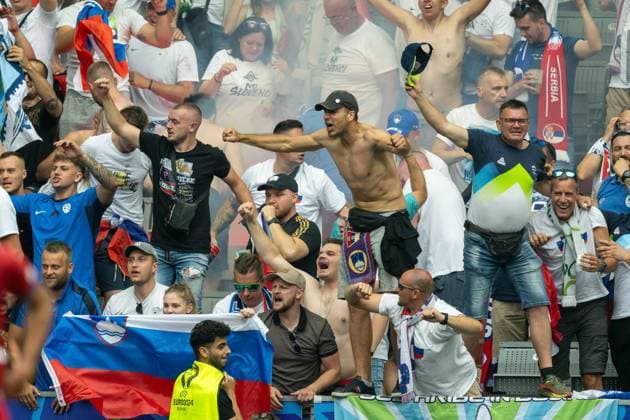 Zuschauer und Fans von Slowenien nach Tor zum 1:0 durch Zan Karnicnik (Slowenien, 02), GER, Slowenien (SVN) vs. Serbien (SRB), Fussball Europameisterschaft, UEFA EURO, EM, Europameisterschaft,Fussball 2024, Gruppe E, 2. Spieltag, 20.06.2024, GER, Slowenien (SVN) vs. Serbien (SRB), Fussball Europameisterschaft, UEFA EURO 2024, Gruppe E, 2. Spieltag, 20.06.2024 Muenchen Copyright: xEibner-Pressefoto SaschaxWaltherx EP_SWA