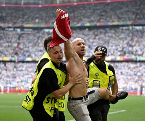 20.06.2024, Fussball UEFA EURO, EM, Europameisterschaft,Fussball 2024, Vorrunde, Gruppe C, Slowenien - Serbien, in der Fußball Arena München. Ein Flitzer wird von Ordnern abgeführt