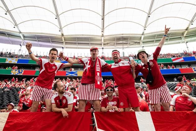 Daenische Fans in guter Stimmung GER, Denmark (DEN) vs. England (ENG), Fussball Europameisterschaft, UEFA EURO, EM, Europameisterschaft,Fussball 2024, Gruppe C, 2. Spieltag, 20.06.2024 DFB DFL REGULATIONS PROHIBIT ANY USE OF PHOTOGRAPHS AS IMAGE SEQUENCES AND OR QUASI-VIDEO GER, Denmark (DEN) vs. England (ENG), Fussball Europameisterschaft, UEFA EURO 2024, Gruppe C, 2. Spieltag, 20.06.2024 Frankfurt Copyright: xEibner-Pressefoto RogerxBuerkex EP