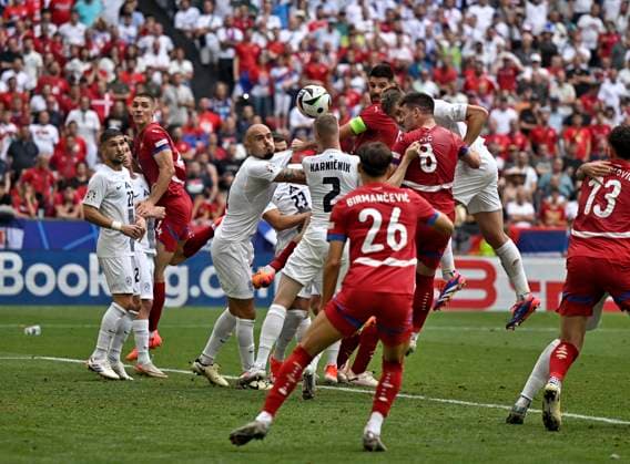 20.06.2024, Fussball UEFA EURO, EM, Europameisterschaft,Fussball 2024, Vorrunde, Gruppe C, Slowenien - Serbien, in der Fußball Arena München. Luka Jovic (Serbien) trifft zum 1:1