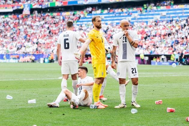 UEFA EURO 2024: Slowenien - Serbien; 20.06.2024 Erik Janza (Slowenien, 13) wird von seinen Mitspielern abgeschirmt, während zahlreiche Becher und andere Gegenstände aus dem serbischen Fanblock fliegen UEFA EURO 2024: Slowenien - Serbien; Munich Football Arena, München am 20.06.2024 Copyright: xBEAUTIFULxSPORTS Wunderlx