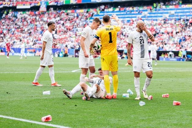 UEFA EURO 2024: Slowenien - Serbien; 20.06.2024 Erik Janza (Slowenien, 13) wird von seinen Mitspielern abgeschirmt, während zahlreiche Becher und andere Gegenstände aus dem serbischen Fanblock fliegen UEFA EURO 2024: Slowenien - Serbien; Munich Football Arena, München am 20.06.2024 Copyright: xBEAUTIFULxSPORTS Wunderlx