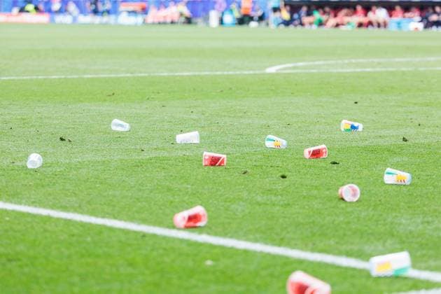 UEFA EURO 2024: Slowenien - Serbien; 20.06.2024 Zahlreiche Becher und andere Gegenstände auf dem Rasen, die von serbischen Fans geworfen wurden UEFA EURO 2024: Slowenien - Serbien; Munich Football Arena, München am 20.06.2024 Copyright: xBEAUTIFULxSPORTS Wunderlx