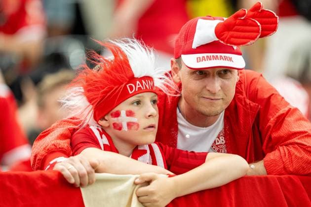 GER, EURO 2024, Gruppe C, Dänemark (DEN) vs England (GBR) 20.06.2024, Frankfurt Arena, Frankfurt, GER, EURO 2024, Gruppe C, Dänemark (DEN) vs England (GBR) Im Bild: Vater mit Sohn Dänische Fans Fankurve Fankultur Freude Glück Jay Gestik, Mimik, Emotionen;
