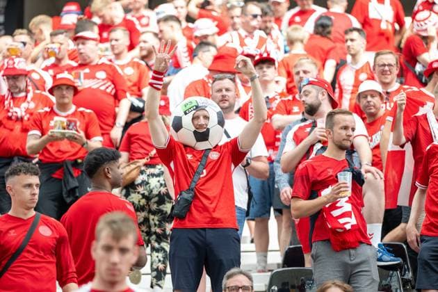 GER, EURO 2024, Gruppe C, Dänemark (DEN) vs England (GBR) 20.06.2024, Frankfurt Arena, Frankfurt, GER, EURO 2024, Gruppe C, Dänemark (DEN) vs England (GBR) Im Bild: Fussballkopf Dänische Fans Fankurve Fankultur Freude Glück Jay Gestik, Mimik, Emotionen; Jubel