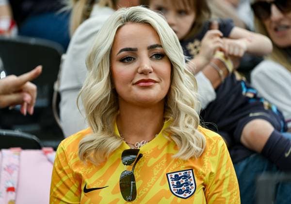 20.06.2024, xpsx, UEFA EURO, EM, Europameisterschaft,Fussball 2024 Vorrunde, Dänemark - England v.l. Megan Davison Pickford Ehefrau Jordan Pickford (England) (DFL DFB REGULATIONS PROHIBIT ANY USE OF PHOTOGRAPHS as IMAGE SEQUENCES and or QUASI-VIDEO) emspor Frankfurt