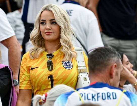 20.06.2024, xpsx, UEFA EURO, EM, Europameisterschaft,Fussball 2024 Vorrunde, Dänemark - England v.l. Megan Davison Pickford Ehefrau Jordan Pickford (England) (DFL DFB REGULATIONS PROHIBIT ANY USE OF PHOTOGRAPHS as IMAGE SEQUENCES and or QUASI-VIDEO) emspor Frankfurt