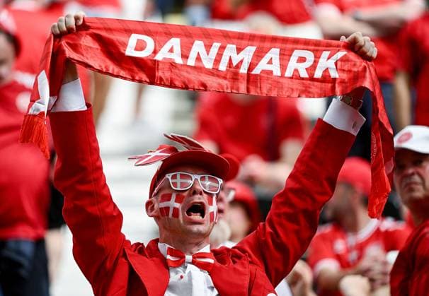 20.06.2024, xpsx, UEFA EURO, EM, Europameisterschaft,Fussball 2024 Vorrunde, Dänemark - England v.l. Euro 24 Logo Banner Fahnen England Flaggen (DFL DFB REGULATIONS PROHIBIT ANY USE OF PHOTOGRAPHS as IMAGE SEQUENCES and or QUASI-VIDEO) emspor Frankfurt