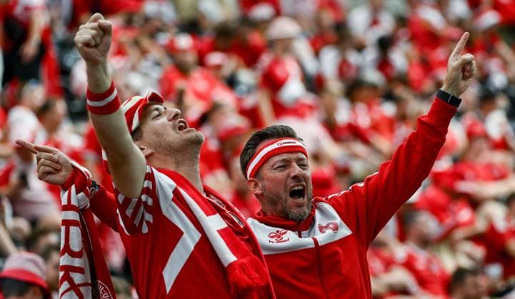 20.06.2024, xpsx, UEFA EURO, EM, Europameisterschaft,Fussball 2024 Vorrunde, Dänemark - England v.l. Dänemark Fan Zuschauer Fans (DFL DFB REGULATIONS PROHIBIT ANY USE OF PHOTOGRAPHS as IMAGE SEQUENCES and or QUASI-VIDEO) emspor Frankfurt