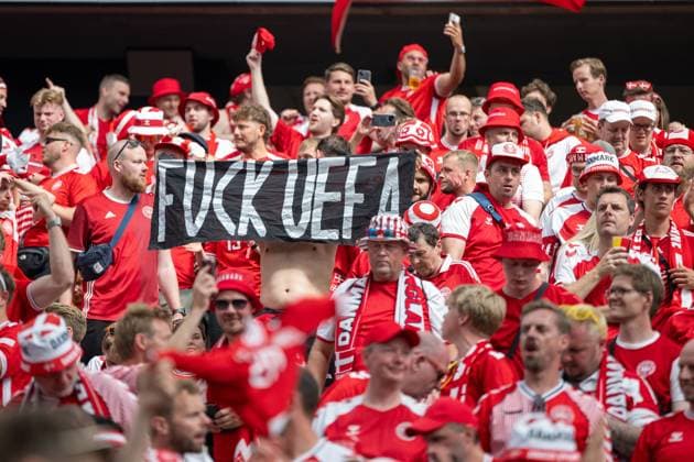 GER, EURO 2024, Gruppe C, Dänemark (DEN) vs England (GBR) 20.06.2024, Frankfurt Arena, Frankfurt, GER, EURO 2024, Gruppe C, Dänemark (DEN) vs England (GBR) Im Bild: Fuck UEFA Banner Dänische Fans Fankurve Fankultur Freude Glück Jay Gestik, Mimik, Emotionen; Jubel