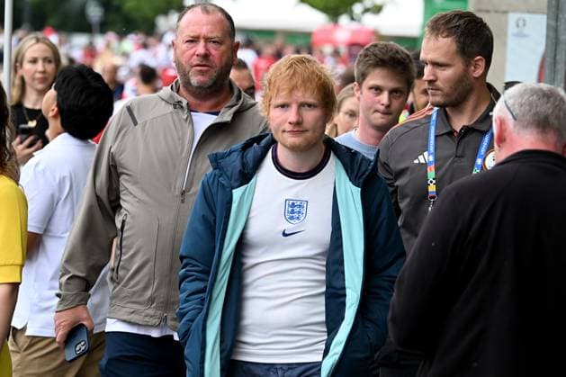 20.06.2024, xsltx, Fussball EM 2024, Dänemark - England emspor, v.l. Sänger und Weltstar Ed Sheeran Singer-Songwriter (DFL DFB REGULATIONS PROHIBIT ANY USE OF PHOTOGRAPHS as IMAGE SEQUENCES and or QUASI-VIDEO) Frankfurt am Main