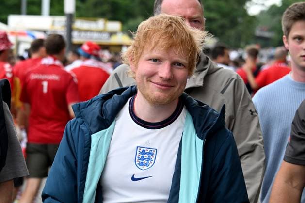 20.06.2024, xsltx, Fussball EM 2024, Dänemark - England emspor, v.l. Sänger und Weltstar Ed Sheeran Singer-Songwriter (DFL DFB REGULATIONS PROHIBIT ANY USE OF PHOTOGRAPHS as IMAGE SEQUENCES and or QUASI-VIDEO) Frankfurt am Main