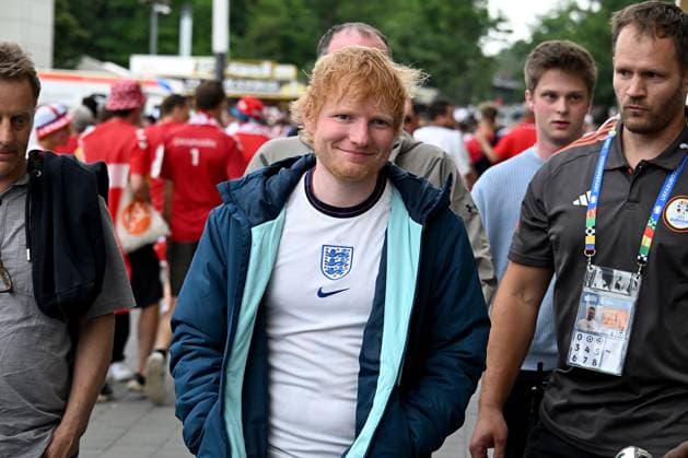 20.06.2024, xsltx, Fussball EM 2024, Dänemark - England emspor, v.l. Sänger und Weltstar Ed Sheeran Singer-Songwriter (DFL DFB REGULATIONS PROHIBIT ANY USE OF PHOTOGRAPHS as IMAGE SEQUENCES and or QUASI-VIDEO) Frankfurt am Main