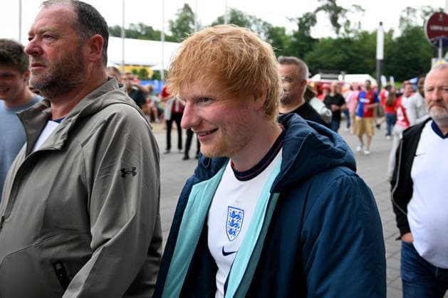 20.06.2024, xsltx, Fussball EM 2024, Dänemark - England emspor, v.l. Sänger und Weltstar Ed Sheeran Singer-Songwriter (DFL DFB REGULATIONS PROHIBIT ANY USE OF PHOTOGRAPHS as IMAGE SEQUENCES and or QUASI-VIDEO) Frankfurt am Main
