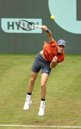 photo : Jannik SINNER (ITA) - hier beim Aufschlag - besiegt Fabian Marozsan Tennis-Turnier Terra Wortmann Cup im Gerry Weber Sportpark (OWL-Arena) in Halle Westfalen Do. 20.06.2024