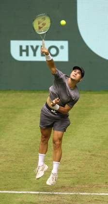 photo : Marcos GIRON (USA) kämpft sich in den 3. Satz gegen den Italiener Matteo Berrettini Tennis-Turnier Terra Wortmann Cup im Gerry Weber Sportpark (OWL-Arena) in Halle Westfalen Do. 20.06.2024