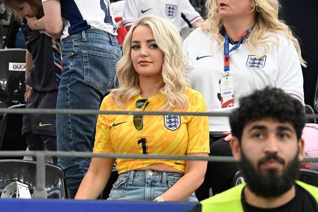 20.06.2024, xsltx, Fussball EM 2024, Dänemark - England emspor, v.l. Megan Davison Ehefrau von Jordan Pickford (England) (DFL DFB REGULATIONS PROHIBIT ANY USE OF PHOTOGRAPHS as IMAGE SEQUENCES and or QUASI-VIDEO) Frankfurt am Main