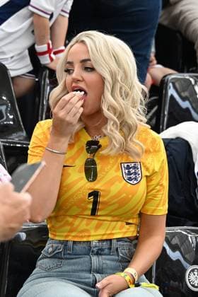 20.06.2024, xsltx, Fussball EM 2024, Dänemark - England emspor, v.l. Megan Davison Ehefrau von Jordan Pickford (England) (DFL DFB REGULATIONS PROHIBIT ANY USE OF PHOTOGRAPHS as IMAGE SEQUENCES and or QUASI-VIDEO) Frankfurt am Main