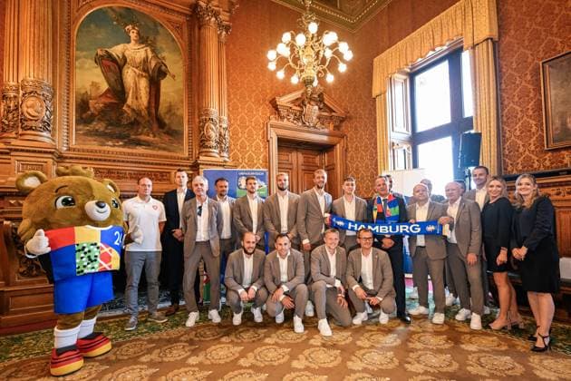 Sport Bilder des Tages Christoph Holstein, State Councillor of the Ministry of the Interior and Sports of the City of Hamburg (6th from right), receives the Czech national soccer team representatives at the City Hall during the European Championship, EM, Europameisterschaft UEFA EURO, EM, Europameisterschaft,Fussball 2024, in Hamburg, Germany, on June 20, 2024. (CTKxPhoto VitxSimanek) CTKPhotoP2024062007132 CTKPhotoP2024062007132